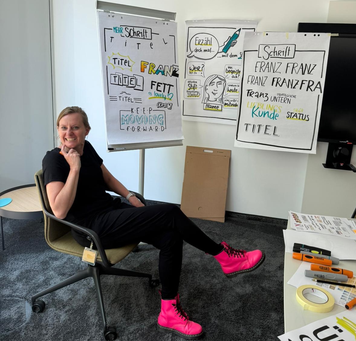 Christine Münzenmaier hält einen Visualisierungs-Workshop mit Flipchart bei TransnetBW in Stuttgart